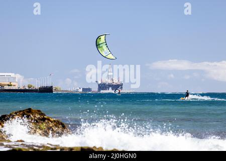 Kitesurfer auf blauem Meer auf El Medano, Teneriffa, Kanarische Inseln, Spanien Stockfoto