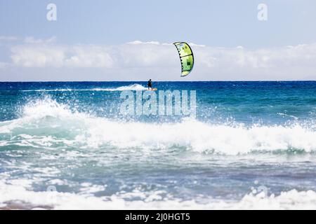 Kitesurfer auf blauem Meer auf El Medano, Teneriffa, Kanarische Inseln, Spanien Stockfoto