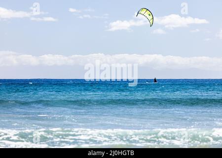 Kitesurfer auf blauem Meer auf El Medano, Teneriffa, Kanarische Inseln, Spanien Stockfoto