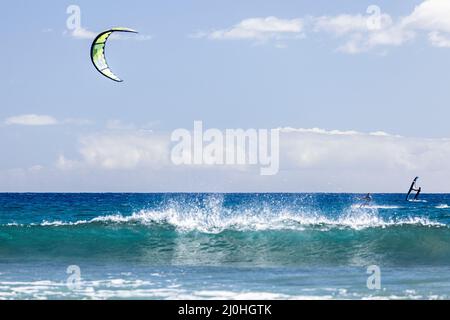 Kitesurfer auf blauem Meer auf El Medano, Teneriffa, Kanarische Inseln, Spanien Stockfoto