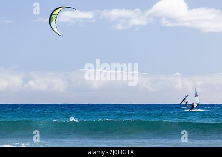 Kitesurfer auf blauem Meer auf El Medano, Teneriffa, Kanarische Inseln, Spanien Stockfoto