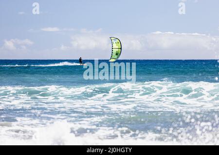 Kitesurfer auf blauem Meer auf El Medano, Teneriffa, Kanarische Inseln, Spanien Stockfoto