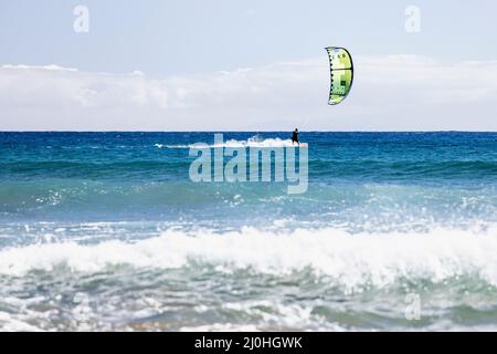 Kitesurfer auf blauem Meer auf El Medano, Teneriffa, Kanarische Inseln, Spanien Stockfoto