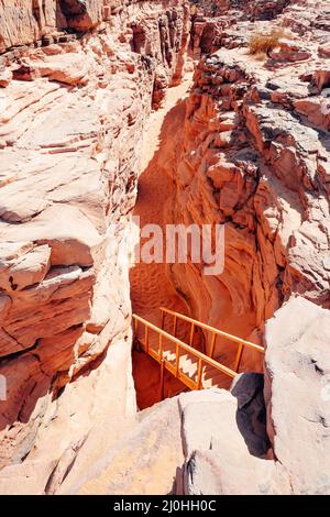 Die roten Sandfelsen in der Wüste. Vertikale Aufnahme. Stockfoto