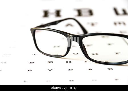 Brille auf der Sehtafel Stockfoto