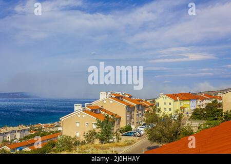 Novi Vinodolski kroatien mit Rauch von Waldbrand am Horizont. Stockfoto