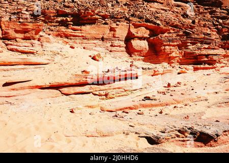 Die roten Sandfelsen in der Wüste. Vertikale Aufnahme. Stockfoto