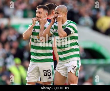 Daizen Maeda (rechts) von Celtic feiert das dritte Tor des Spiels während des Cinch Premiership-Spiels im Celtic Park, Glasgow. Bilddatum: Samstag, 19. März 2022. Stockfoto