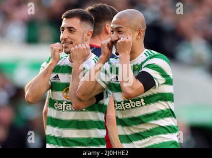 Daizen Maeda (rechts) von Celtic feiert das dritte Tor des Spiels während des Cinch Premiership-Spiels im Celtic Park, Glasgow. Bilddatum: Samstag, 19. März 2022. Stockfoto