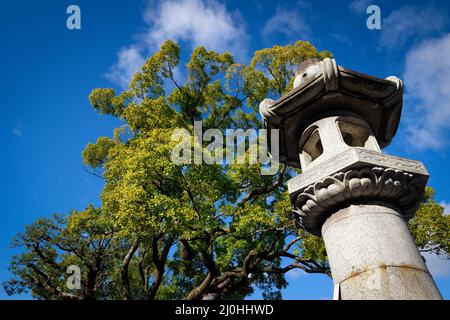 Eine Lampe steht an einem sonnigen Frühlingstag in Kyoto, Japan. Stockfoto