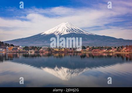 Mount Fuji in der Nähe des Kawaguchi-Sees mit Frühlingsbelaubung in der Präfektur Yamanashi, Japan. Stockfoto