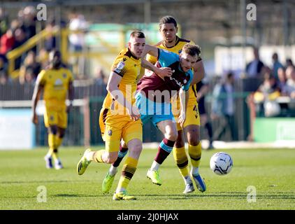 Ben Goodliffe von Sutton United (links) und Elliott Nevitt von Tranmere Rovers kämpfen während des zweiten Spiels der Sky Bet League auf dem Borough Sports Ground, Sutton, um den Ball. Bilddatum: Samstag, 19. März 2022. Stockfoto