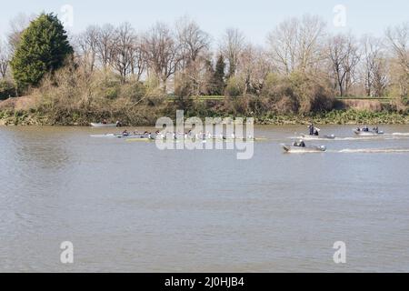 Cambridge University Women's Boat Race Crew übt auf der Themse Stockfoto