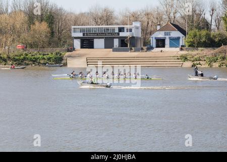 Die Crew der Cambridge University Women's Boat-Wettkampfmannschaft übt auf der Themse in Barnes, London, England, Großbritannien Stockfoto