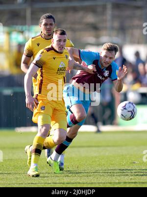 Ben Goodliffe von Sutton United (links) und Elliott Nevitt von Tranmere Rovers kämpfen während des zweiten Spiels der Sky Bet League auf dem Borough Sports Ground, Sutton, um den Ball. Bilddatum: Samstag, 19. März 2022. Stockfoto