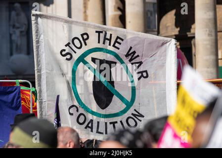 Westminster, London, Großbritannien. 19. März 2022. Am UN-Anti-Rassismus-Tag finden in vielen Städten Proteste statt, eine davon beginnt am Portland Place in London mit Themen wie dem feindlichen Umfeld für Flüchtlinge und Migranten und dem institutionellen Rassismus, der durch die jüngsten Ereignisse, einschließlich der Ukraine, hervorgehoben wird. Der marsch führt zur Downing Street und zum Parliament Square Stockfoto