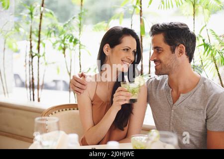 Danke, dass Sie mich behandelt haben. Ein Paar auf einem romantischen Date in einem feinen Restaurant. Stockfoto