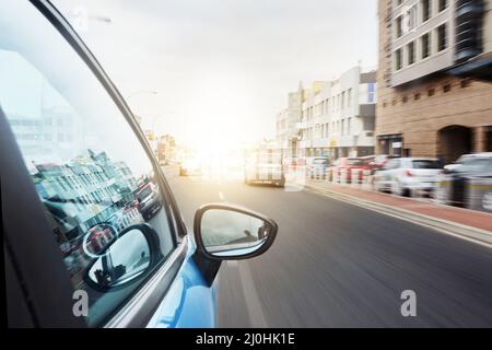 Immer unterwegs. Aufnahme eines Autos, das auf einer Straße fährt. Stockfoto