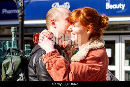 Dundee, Tayside, Schottland, Großbritannien. 19. März 2022. UK Wetter: Die Temperaturen in Teilen von Nordostschottland erreichten aufgrund der warmen März-Sonne 15 Grad. Die Einheimischen sind im Stadtzentrum von Dundee auf dem Vorweg, genießen das warme Wetter und geselligen sich. In der Nachmittagssonne kuschelt sich ein junges Paar, während es für die Kamera posiert. Kredit: Dundee Photographics/Alamy Live Nachrichten Stockfoto