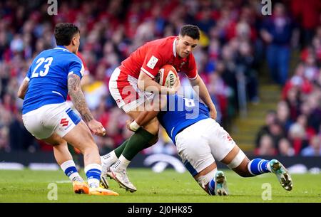 Der walisische Owen Watkin wird während des Guinness Six Nations-Spiels im Fürstentum Stadium in Cardiff von der italienischen Toa Halafihi angegangen. Bilddatum: Samstag, 19. März 2022. Stockfoto