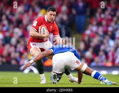 Der walisische Owen Watkin wird während des Guinness Six Nations-Spiels im Fürstentum Stadium in Cardiff von der italienischen Toa Halafihi angegangen. Bilddatum: Samstag, 19. März 2022. Stockfoto