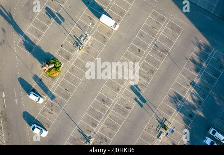 Luftdrohnenaufnahme eines leeren Parkplatzes in Nikosia Zypern Stockfoto