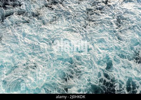 Meereswasseroberfläche mit Wellen von einem Kreuzfahrtschiff wecken. Stockfoto