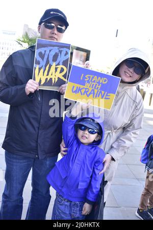 Manchester, Großbritannien, 19.. März 2022. Protest gegen die russische Invasion der Ukraine in Piccadilly Gardens, im Zentrum von Manchester, England, Großbritannien und den Britischen Inseln. Es wurde vom Ukrainischen Kulturzentrum „Dnipro“ Manchester organisiert. Die Medien haben berichtet, dass der russische Beschuss von Schulen, Krankenhäusern und Wohnungen in der Ukraine jetzt am 24.. Tag der Verteidigung des Landes durchgeführt wurde. Quelle: Terry Waller/Alamy Live News Stockfoto