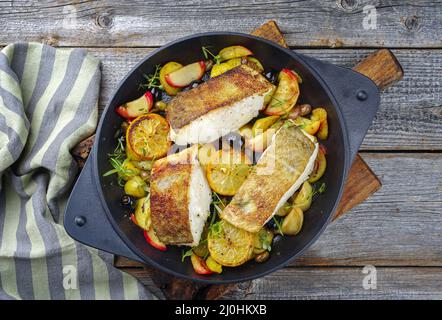 Modernes, traditionelles, gebratenes Kabeljaufischfilet mit gebratener Kartoffel Stockfoto