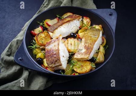 Modernes, traditionelles, gebratenes Kabeljaufischfilet mit gebratener Kartoffel Stockfoto