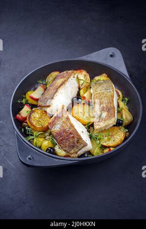 Modernes, traditionelles, gebratenes Kabeljaufischfilet mit gebratener Kartoffel Stockfoto