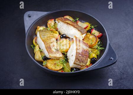 Modernes, traditionelles, gebratenes Kabeljaufischfilet mit gebratener Kartoffel Stockfoto