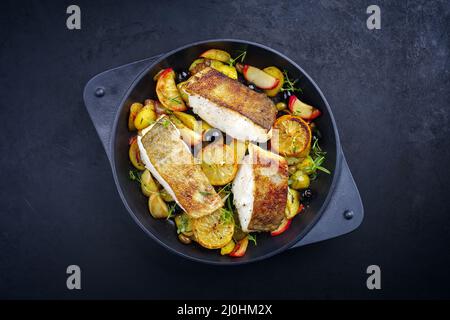 Modernes, traditionelles, gebratenes Kabeljaufischfilet mit gebratener Kartoffel Stockfoto