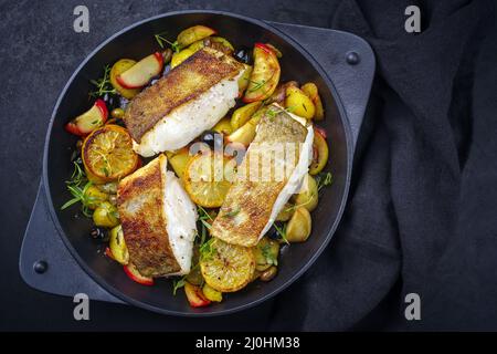 Modernes, traditionelles, gebratenes Kabeljaufischfilet mit gebratener Kartoffel Stockfoto