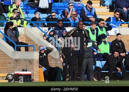 Gillingham, Großbritannien. 19. März 2022. Darren Moore Manager von Sheffield Mittwoch während des Spiels gesehen. In Gillingham, Vereinigtes Königreich am 3/19/2022. (Foto von Carlton Myrie/News Images/Sipa USA) Quelle: SIPA USA/Alamy Live News Stockfoto