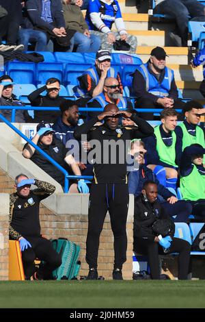 Gillingham, Großbritannien. 19. März 2022. Darren Moore Manager von Sheffield Mittwoch Abschirmung seiner Augen vor der Sonne. In Gillingham, Vereinigtes Königreich am 3/19/2022. (Foto von Carlton Myrie/News Images/Sipa USA) Quelle: SIPA USA/Alamy Live News Stockfoto