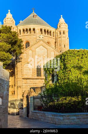 Kathedrale des heiligen Jakobus - Kathedrale der armenischen Kirche in Jerusalem. Heißer Sonnenuntergang im Sommer. Die Kathedrale wird von den Einstellungen beleuchtet Stockfoto