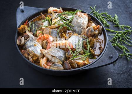 Moderne traditionelle spanische Meeresfrüchte zarzuela de Pescado mit Fisch Stockfoto