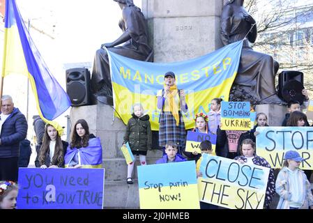 Manchester, Großbritannien, 19.. März 2022. Protest gegen die russische Invasion der Ukraine in Piccadilly Gardens, im Zentrum von Manchester, England, Großbritannien und den Britischen Inseln. Es wurde vom Ukrainischen Kulturzentrum „Dnipro“ Manchester organisiert. Die Medien haben berichtet, dass der russische Beschuss von Schulen, Krankenhäusern und Wohnungen in der Ukraine jetzt am 24.. Tag der Verteidigung des Landes durchgeführt wurde. Quelle: Terry Waller/Alamy Live News Stockfoto