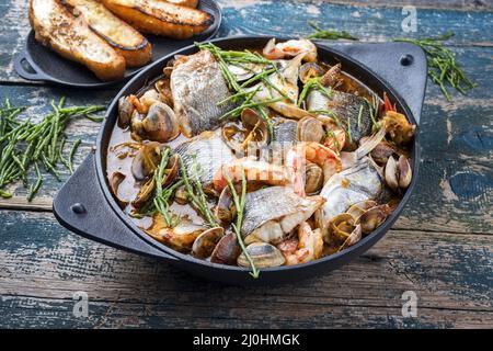 Moderne traditionelle spanische Meeresfrüchte zarzuela de Pescado mit Fisch Stockfoto