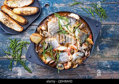 Moderne traditionelle spanische Meeresfrüchte zarzuela de Pescado mit Fisch Stockfoto