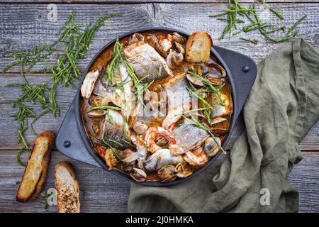 Moderne traditionelle spanische Meeresfrüchte zarzuela de Pescado mit Fisch Stockfoto