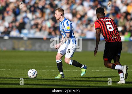 Huddersfield, Großbritannien. 19. März 2022. Lewis O'Brien #8 aus Huddersfield Town mit dem Ball in Huddersfield, Vereinigtes Königreich am 3/19/2022. (Foto von Simon Whitehead/News Images/Sipa USA) Quelle: SIPA USA/Alamy Live News Stockfoto