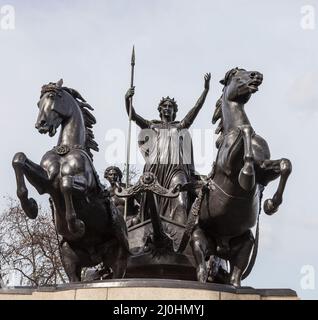 Eine dramatische Bronzeskulptur von Boadicea und ihren Töchtern in London, England, Großbritannien Stockfoto