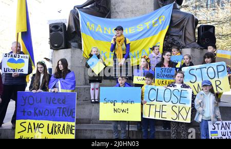 Manchester, Großbritannien, 19.. März 2022. Protest gegen die russische Invasion der Ukraine in Piccadilly Gardens, im Zentrum von Manchester, England, Großbritannien und den Britischen Inseln. Es wurde vom Ukrainischen Kulturzentrum „Dnipro“ Manchester organisiert. Die Medien haben berichtet, dass der russische Beschuss von Schulen, Krankenhäusern und Wohnungen in der Ukraine jetzt am 24.. Tag der Verteidigung des Landes durchgeführt wurde. Quelle: Terry Waller/Alamy Live News Stockfoto