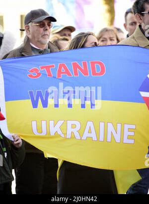 Manchester, Großbritannien, 19.. März 2022. Protest gegen die russische Invasion der Ukraine in Piccadilly Gardens, im Zentrum von Manchester, England, Großbritannien und den Britischen Inseln. Es wurde vom Ukrainischen Kulturzentrum „Dnipro“ Manchester organisiert. Die Medien haben berichtet, dass der russische Beschuss von Schulen, Krankenhäusern und Wohnungen in der Ukraine jetzt am 24.. Tag der Verteidigung des Landes durchgeführt wurde. Quelle: Terry Waller/Alamy Live News Stockfoto