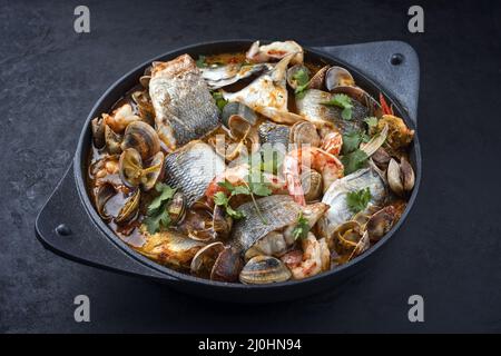 Moderne traditionelle spanische Meeresfrüchte zarzuela de Pescado mit Fisch Stockfoto