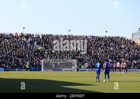 Gillingham, Großbritannien. 19. März 2022. Sheffield Wednesday Fans warten auf den Kick-off. In Gillingham, Vereinigtes Königreich am 3/19/2022. (Foto von Carlton Myrie/News Images/Sipa USA) Quelle: SIPA USA/Alamy Live News Stockfoto