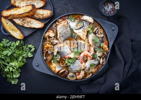 Moderne traditionelle spanische Meeresfrüchte zarzuela de Pescado mit Fisch Stockfoto
