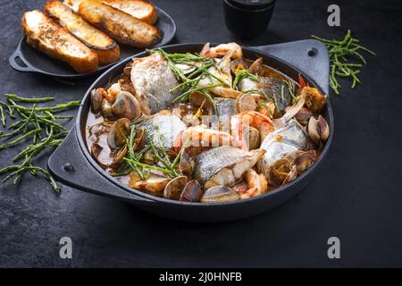 Moderne traditionelle spanische Meeresfrüchte zarzuela de Pescado mit Fisch Stockfoto